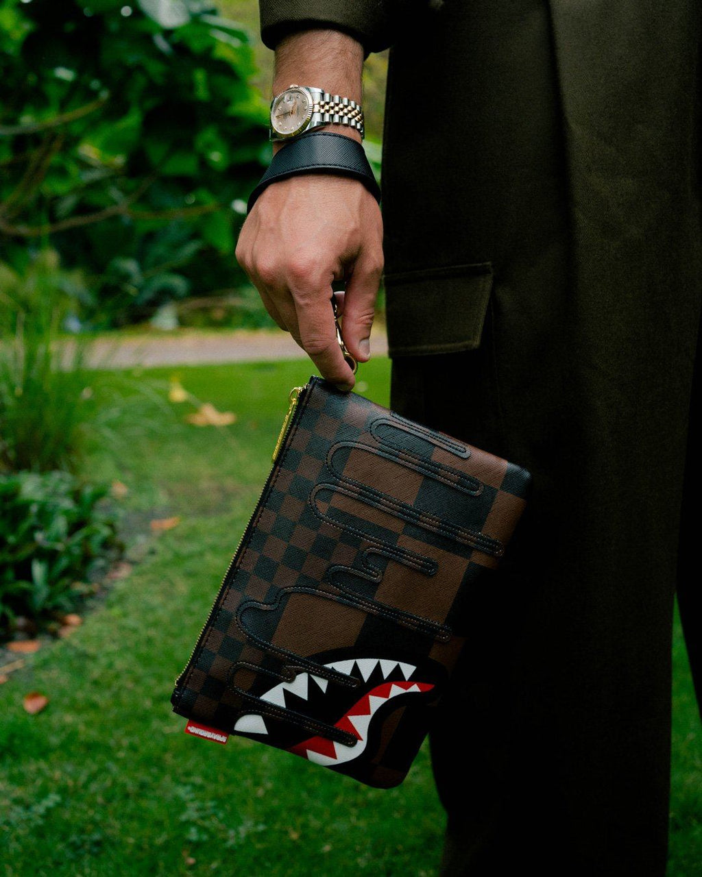 XTC SHARKS IN PARIS CROSSOVER CLUTCH