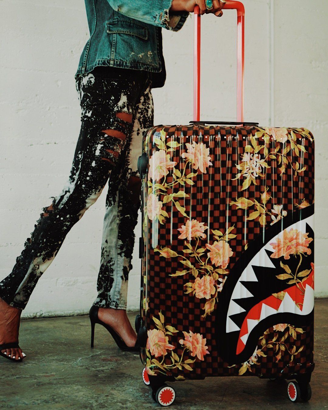 SHARKFLOWER 29.5? FULL-SIZE SHARKNAUTICS LUGGAGE
